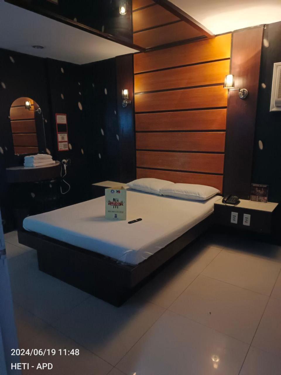 Harts Hotel-קואזון סיטי מראה חיצוני תמונה