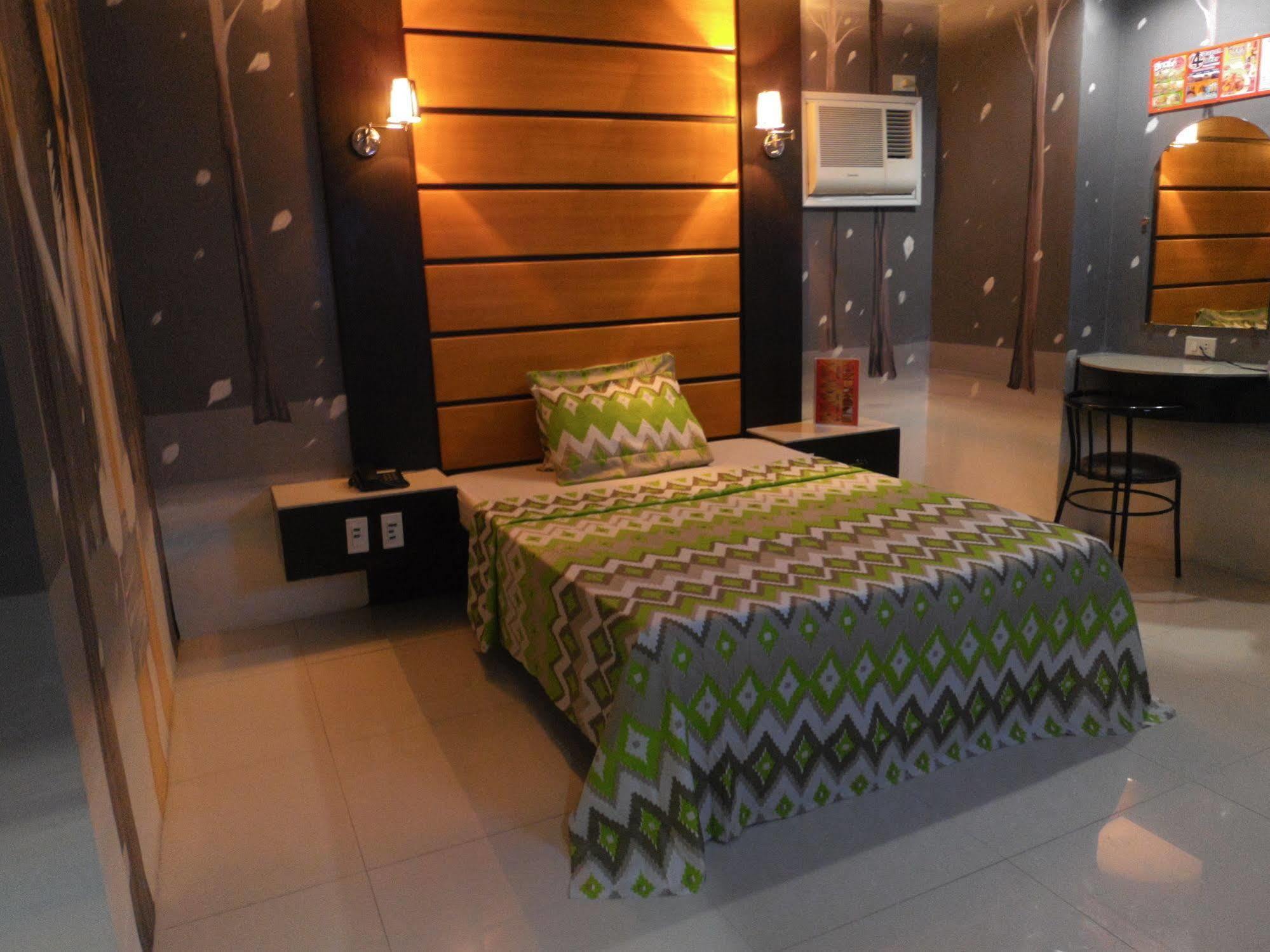 Harts Hotel-קואזון סיטי מראה חיצוני תמונה